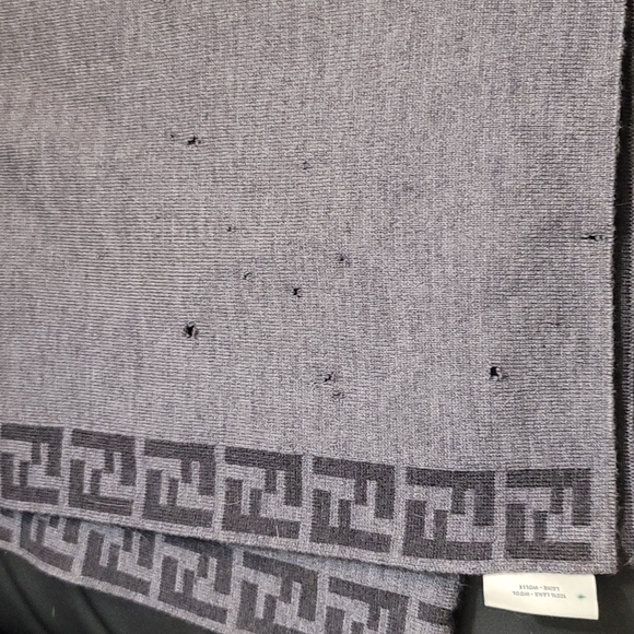 **SOLD➡️FENDI ROMA BLACK AND GRAY REVERSIBLE WOOL SCARF - Picture 3 of 8